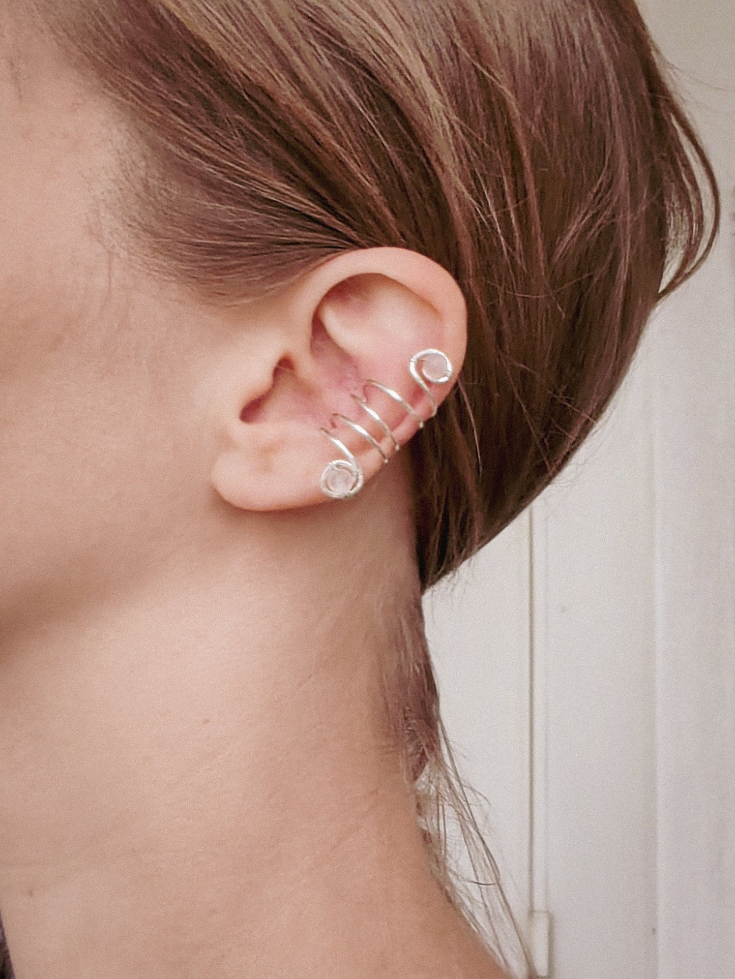 Ear cuff-rustokorvakoru eri kivivaihtoehtoja